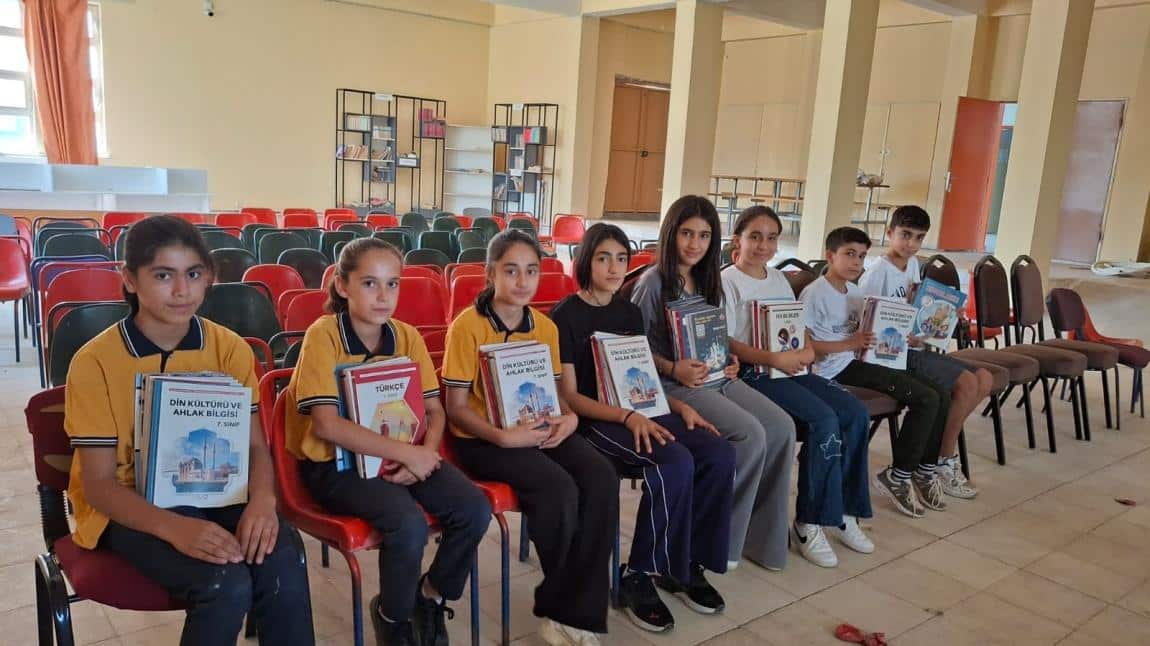 2025-2026 EĞİTİM ÖĞRETİM YILINA ÖĞRENCİLERİMİZİN KİTAPLARINI DAĞITARAK BAŞLADIK..